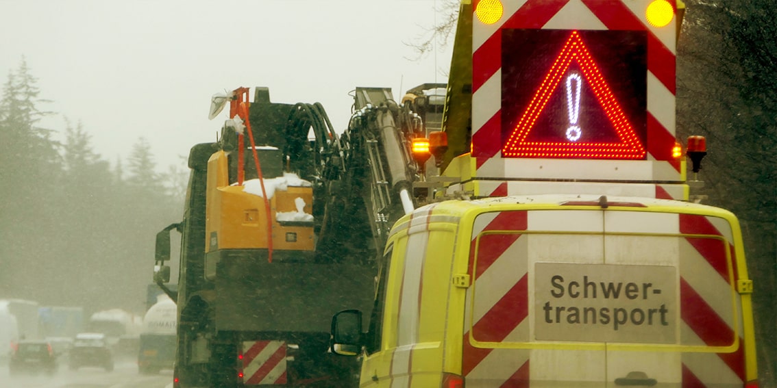 Begleitfahrzeug bei Schwertransport