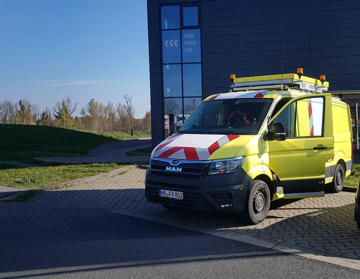 Begleitfahrzeuge für Schwertransporte - Unsere Fahrzeuge - Feemax Begleitfahrzeuge für Schwertransporte